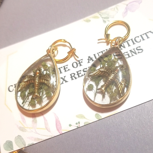 NATURAL HEATHER w/ Brass Birds MzMax Resin Designs Earrings - Picture 6 of 7